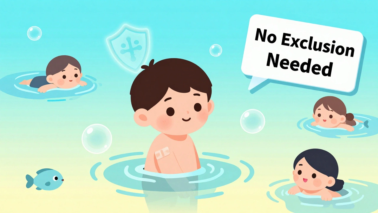 Barn i svømmebasseng med vannfast plester over veksten, andre barn svømmer trygt rundt dem.